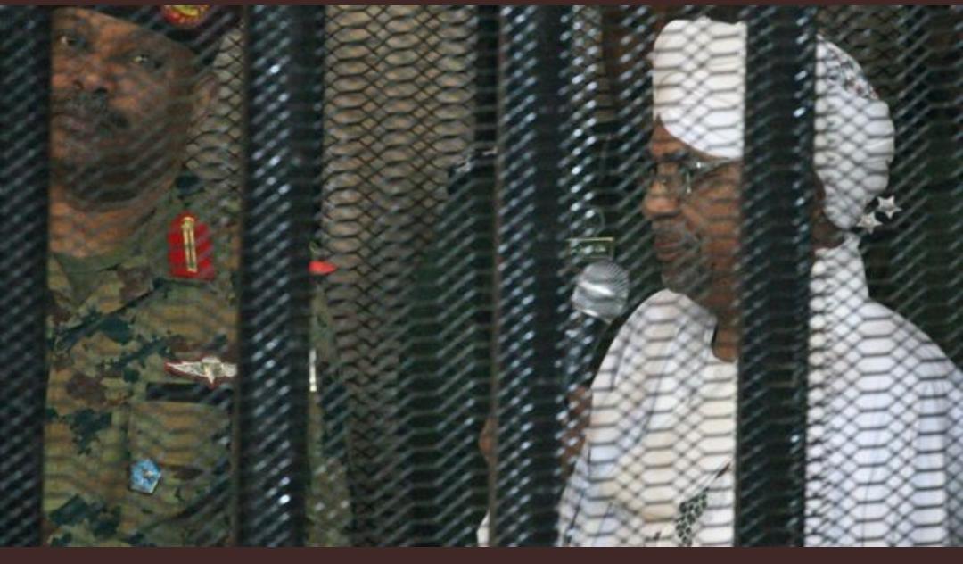 تصویر عمر البشیر رییس جمهور سابق سودان در قفس فولادی