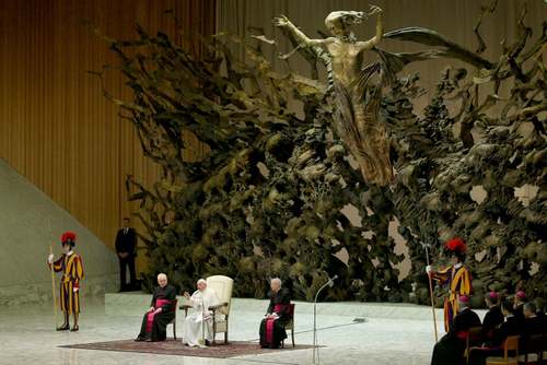 از استقبال نشسته مرکل تا وعظ هفتگی پاپ فرانسیس