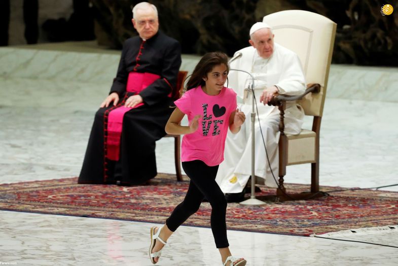 حرکات عجیب یک دختر مقابل پاپ +عکس