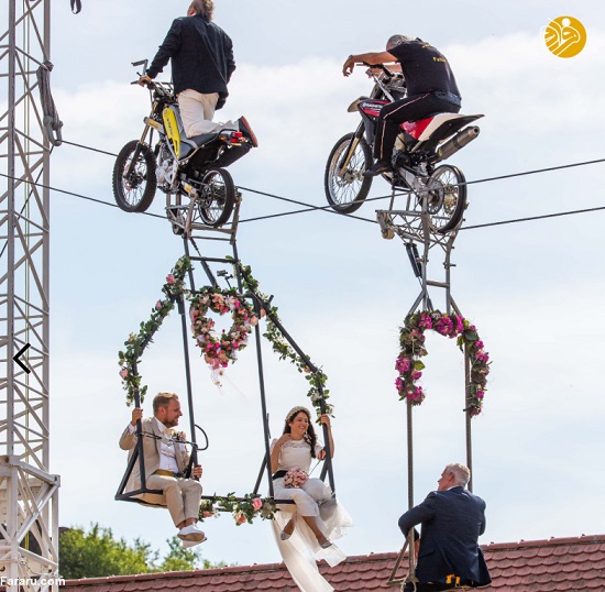 مراسم ازدواج زن‌بندباز در آسمان+عکس
