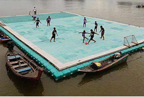 ‏ساخت زمین فوتبال برروی آب در تایلند
