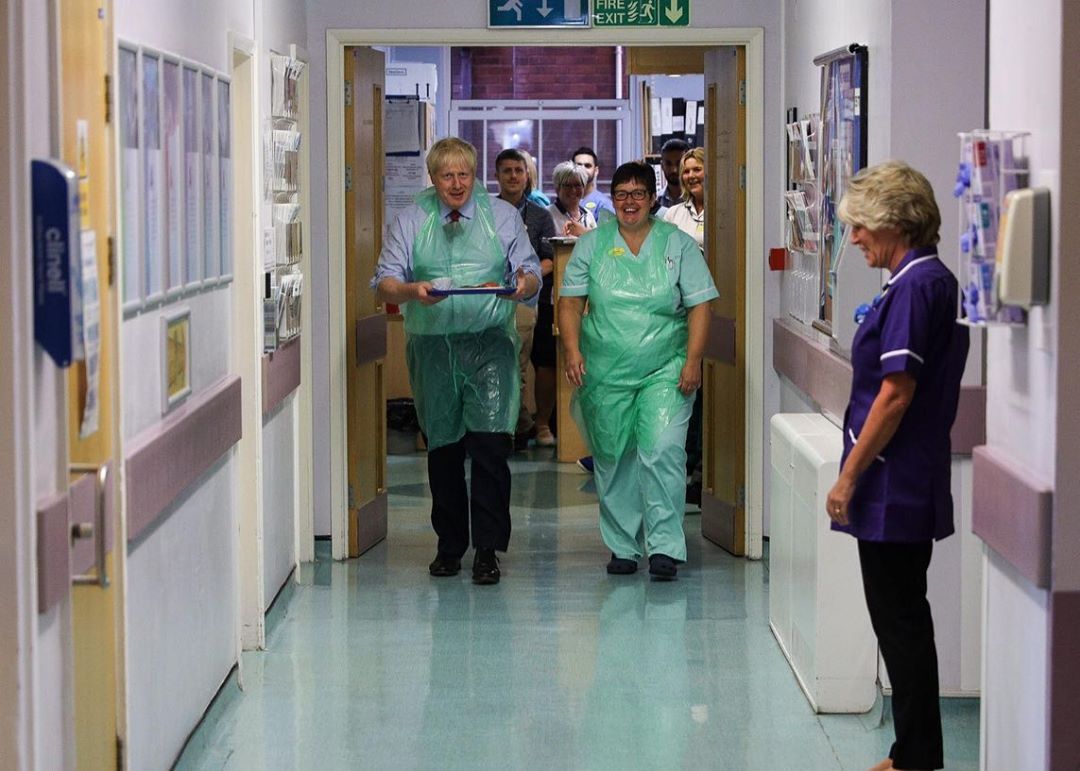 روش خاص نخست وزیر انگلستان برای عیادت از یک بیمار+ عکس