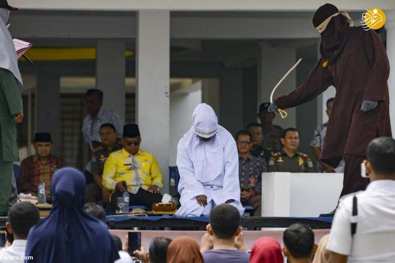 شلاق زدن ۶ مرد و زن در ملاعام در اندونزی +عکس