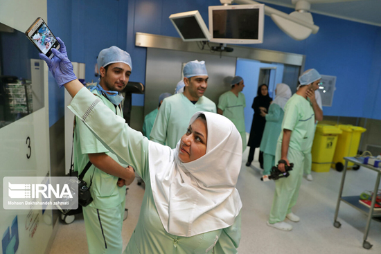نخستین عمل جراحی بدون بیهوشی مغز در مشهد+عکس