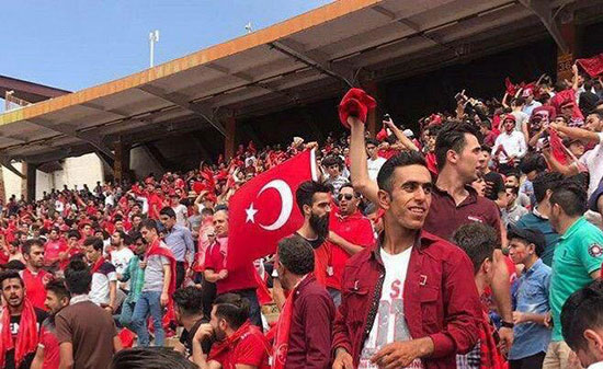 پرچم ترکیه در دست هوادارنمای تراکتور+عکس