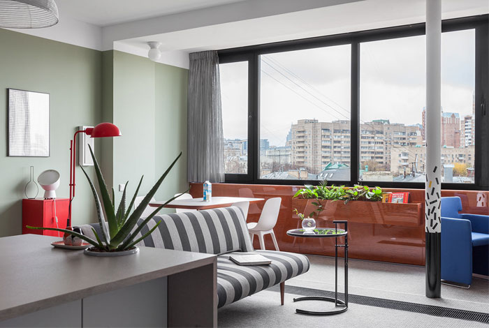 دکوراسیون آپارتمانی شاد با رنگ و بافت های پر انرژی