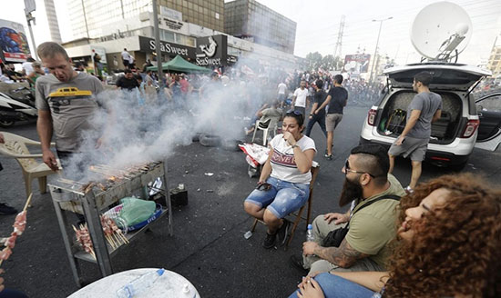 تصاویری از ناآرامی‌های لبنان؛ قلیان، کباب و...!
