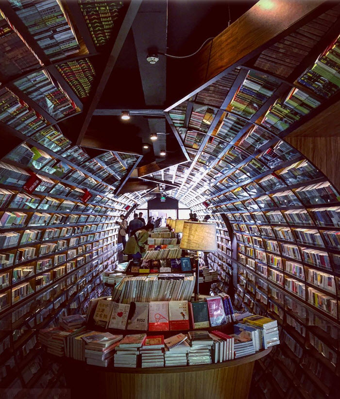 کتابفروشی چینی با معماری داخلی بی‌نظیر که آن را شبیه تونل بی‌پایانی از کتاب می‌کند