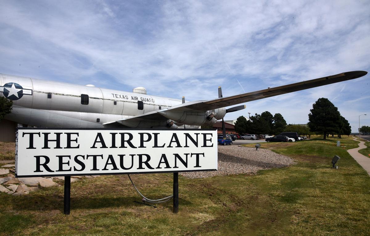 با عجیب‌ترین رستوران های جهان آشنا شوید؛ از توالت تا هواپیما