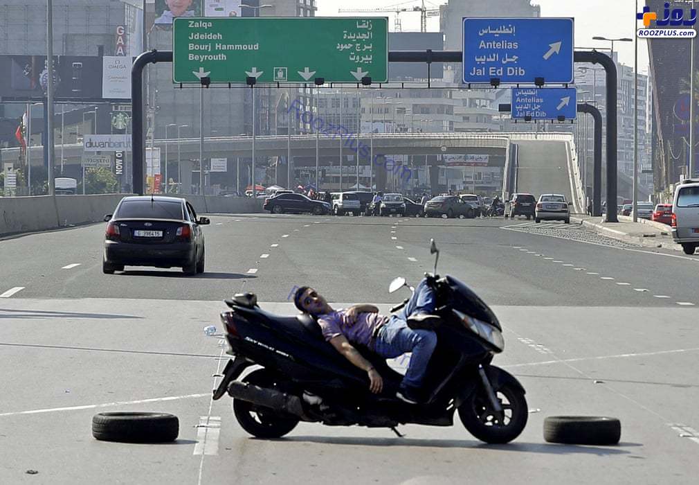 اعتراض عجیب جوان لبنانی با موتورسیکلت در بزرگراه +عکس