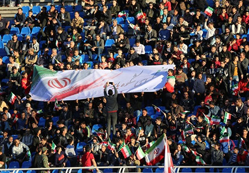 اقدام زیبای هواداران مشهدی برای حفظ اتحاد ملی +عکس