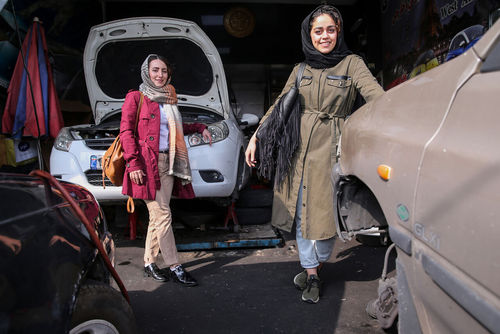 کیانا و نیلوفر؛ دختران مکانیکِ ایرانی