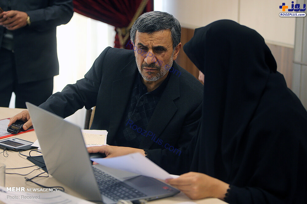 احمدی نژاد در حال ثبت دارایی هایش +عکس