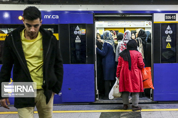 ازدحام مسافران متروی تهران در پی گرانی بنزین+عکس