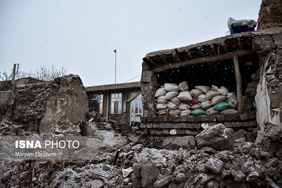 بارش برف در مناطق زلزله‌زده‌ی «میانه» +عکس