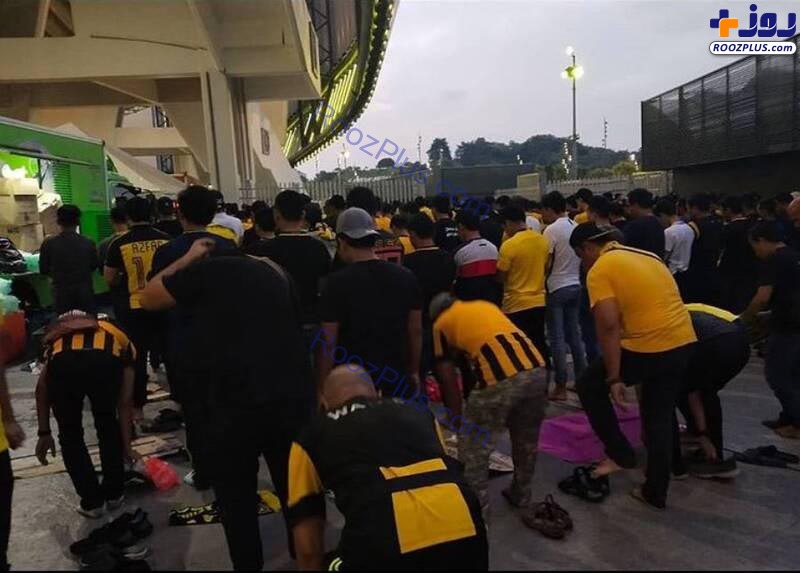 نماز جماعت هواداران مالزیایی در استادیوم + عکس