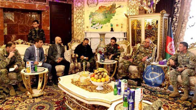 پذیرایی افغان‌ها از ژنرال آمریکایی با آبمیوه ایرانی +عکس