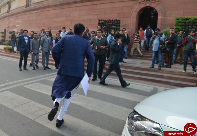 لحظه ورود وزیر هندی به داخل پارلمان سوژه شد+عکس