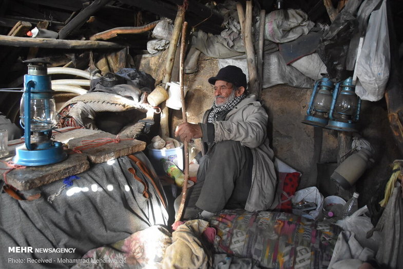 چوپان ۸۰ ساله ایرانی که تنها در بیابان زندگی می‌کند+عکس