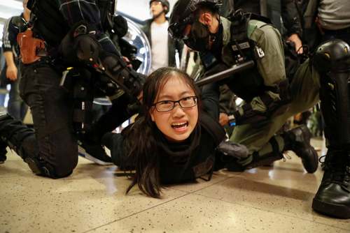 دستگیری یک زن هنگ کنگی معترض در داخل یک مرکز خرید