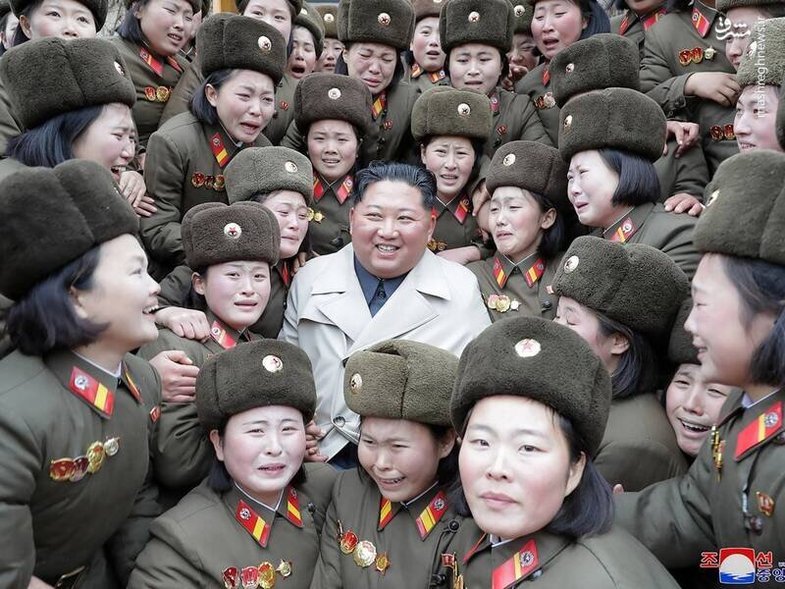 سلفی گریان سربازان زن ارتش کره شمالی با کیم جونگ اون
