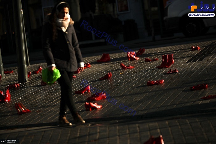 اعتراض به خشونت علیه زنان با کفش قرمز رنگ +عکس