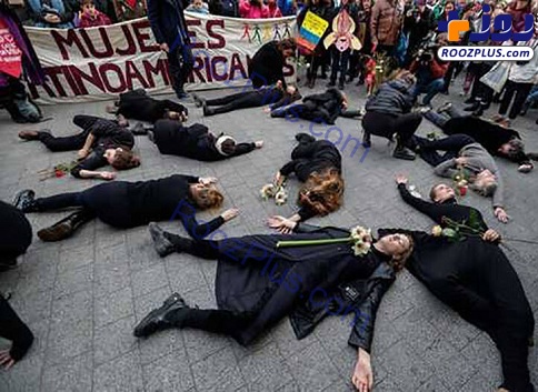 اعتراض عجیب و غریب زنان در بروکسل+عکس