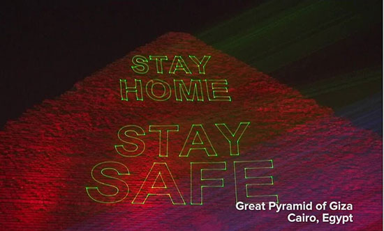 نورپردازی اهرام مصر با شعار «در خانه بمانید»