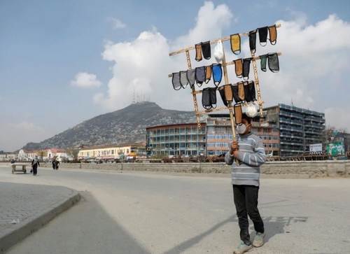 تصویری جالب از فر‌وش ماسک در افغانستان + عکس