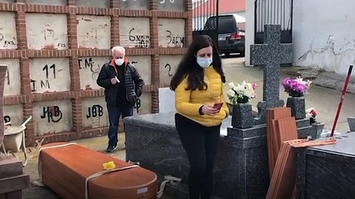 با شیوع کرونا در اسپانیا، خاکسپاری هم آنلاین شد