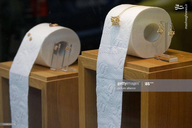 دستمال توالت در ویترین جواهرفروشی+عکس