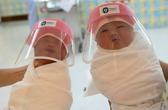 ماسک محافظ برای نوزادان در بانکوک +عکس