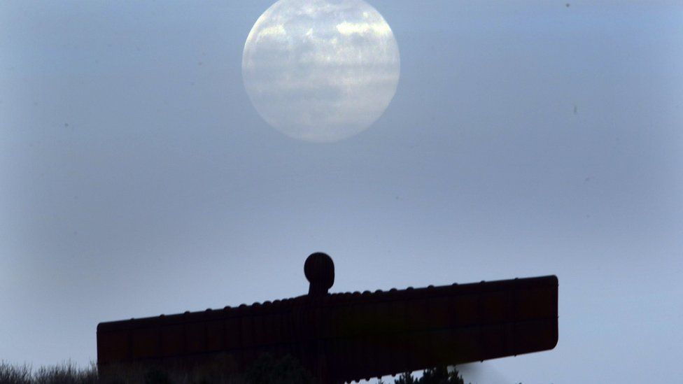 ماه صورتی: اروپا با نور ماه روشن شد