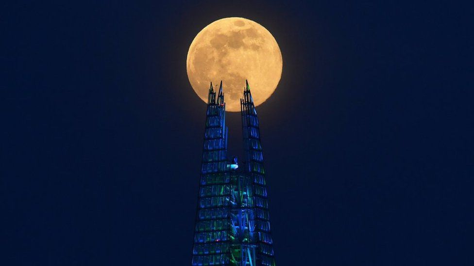 ماه صورتی: اروپا با نور ماه روشن شد