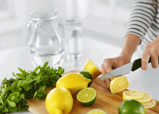۱۰ مزیت نوشیدن آب لیمو هر روز صبح