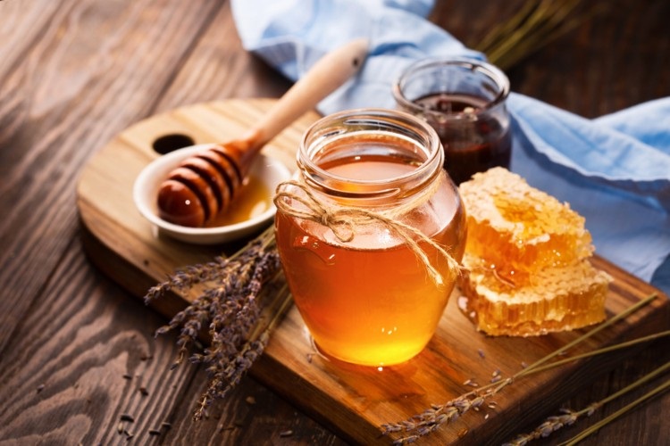 تشخیص عسل طبیعی؛ ۸ دروغی که به شما گفته اند