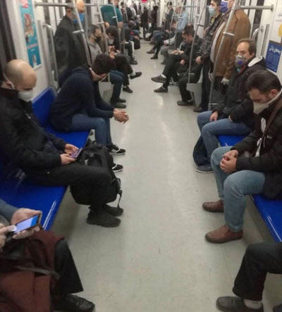فاصله‌گذاریِ متمدنانه در مترو؛ این مردمِ نازنین