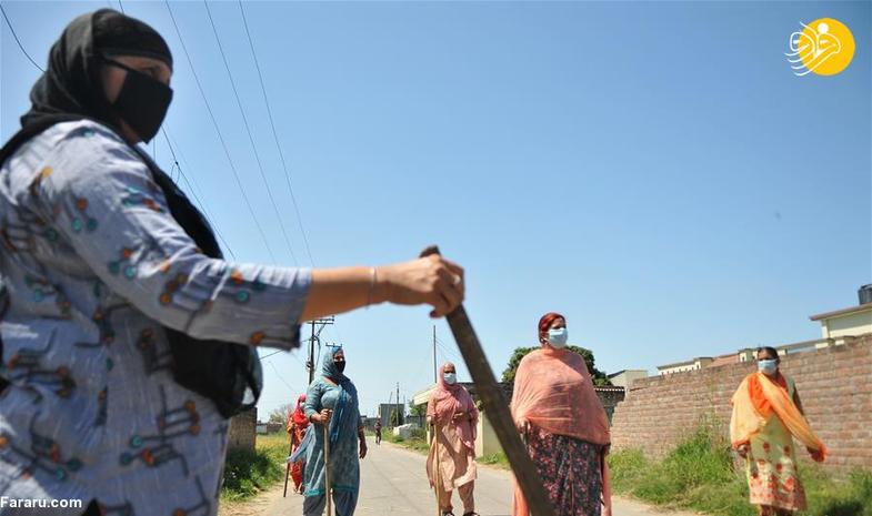 ماجرای زنان چوب به دست در ورودی یک روستا +تصاویر