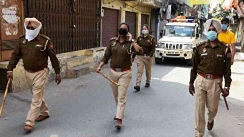 راهکار پلیس هند برای خلوت کردن خیابان‌ها در پی شیوع کرونا