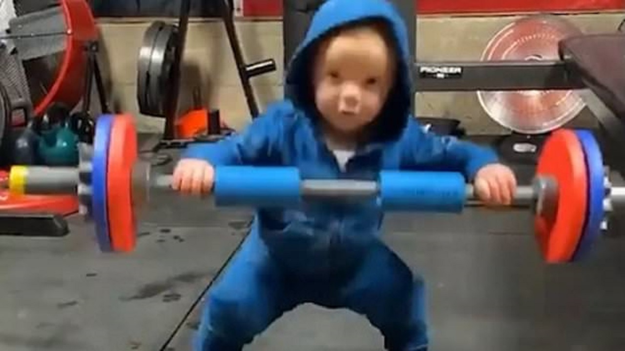 پسر ۱۸ ماهه خردسال ترین وزنه بردار جهان+عکس
