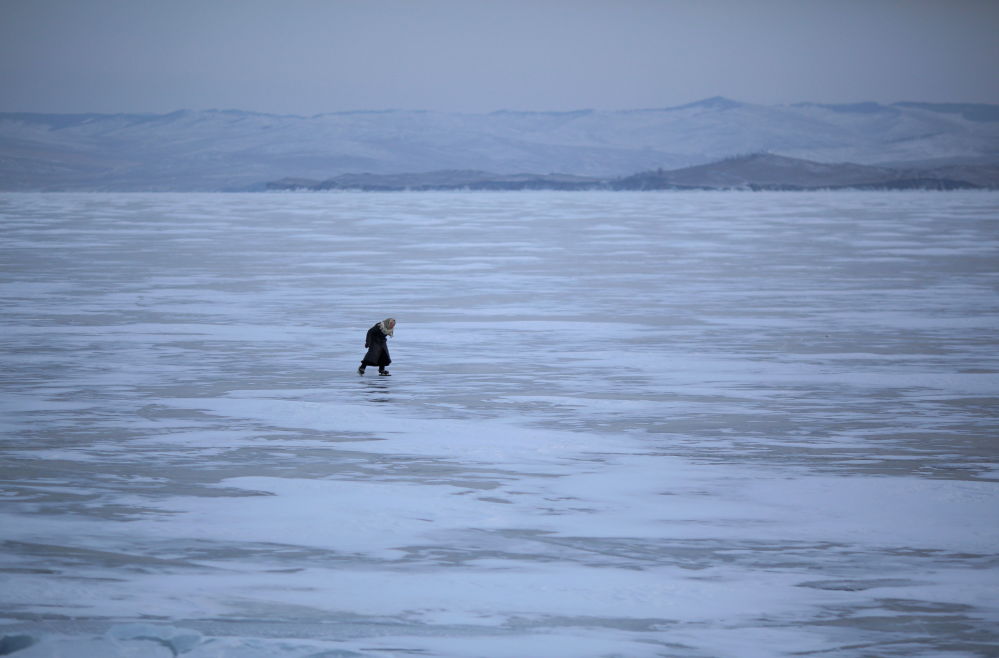 اسکیت بازی زن مسن روی یخ های دریاچه بایکال + عکس