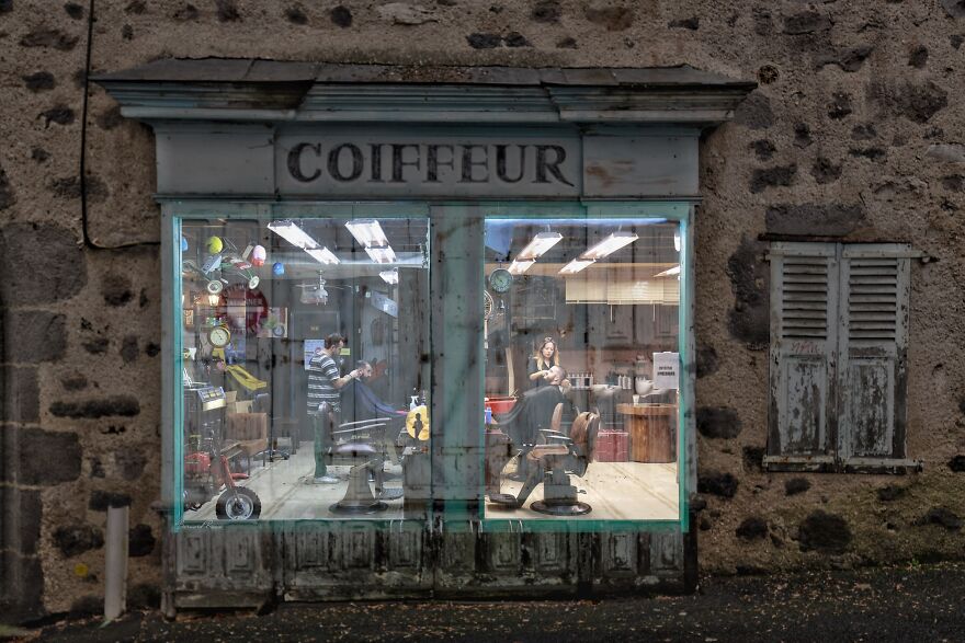 عکاسی که با ترکیب عکس‌های قدیمی با فروشگاه‌های بسته شده به خاطر کرونا، آنها را به صورت نمادین بازگشایی کرد