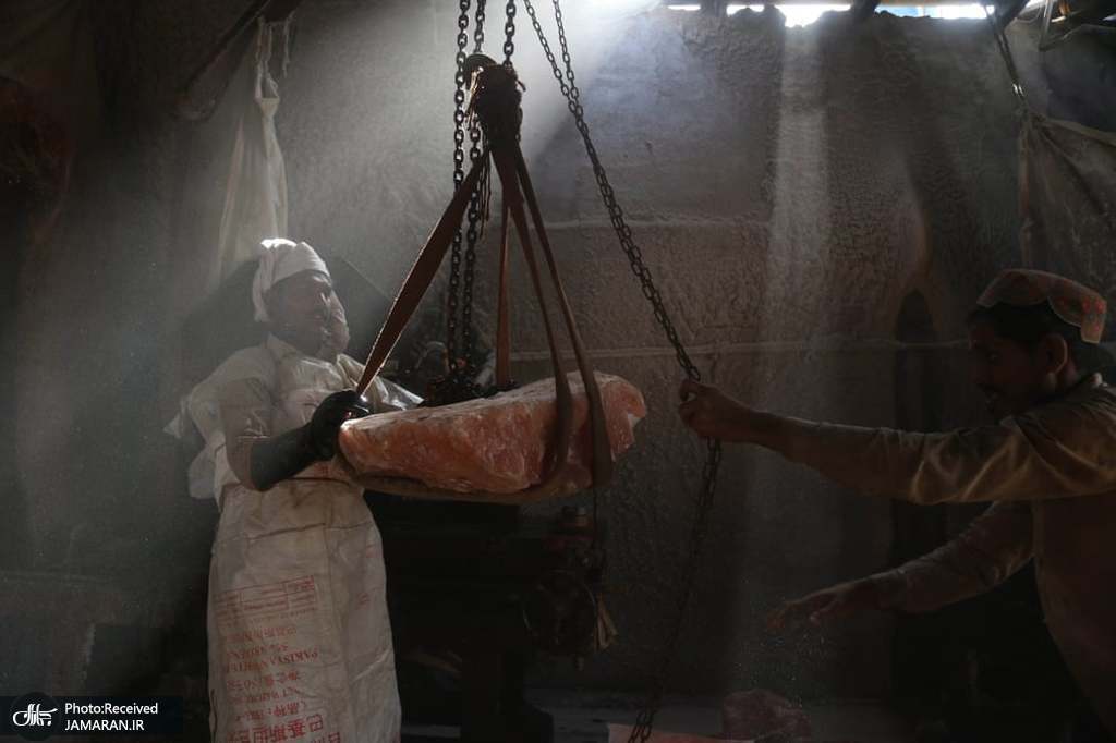 کارگران در یک کارخانه نمک در کراچی پاکستان + عکس
