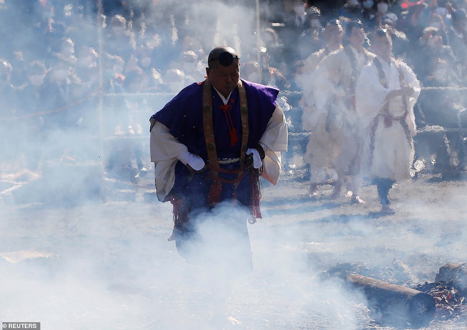 راه رفتن ژاپنی ها روی زغال های گداخته با پای عریان در فستیوال کوه تاکائوسان