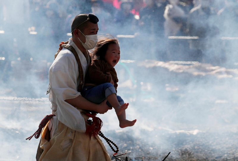 راه رفتن ژاپنی ها روی زغال های گداخته با پای عریان در فستیوال کوه تاکائوسان