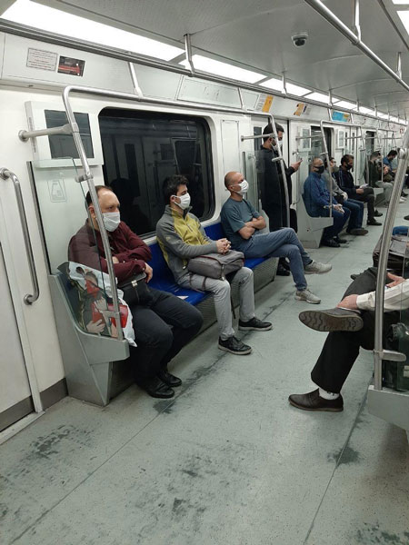 رعایت فاصله‌گذاری اجتماعی در متروی تهران +عکس