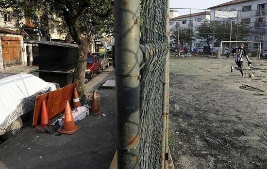 بازی فوتبال در کنار جسد کرونایی در خیابان+ تصویر