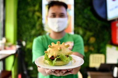 کرونا برگر ؛ ایده خلاقانه رستوراندار مکزیکی برای نجات کارش در دوران شیوع کرونا