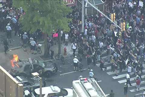 زانو زدن پلیس نیویورک در مقابل مردم معترض