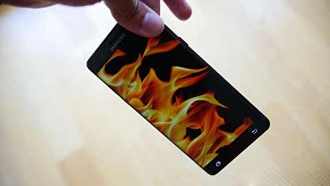 آتش گرفتن ناگهانی موبایل در جیب فروشنده